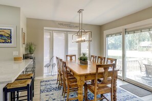 Dining - Nautical touches abound at this renovated waterfront condo with pool & tennis (Hilton Head)