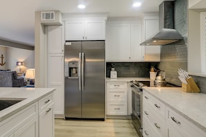 Fridge, microwave, oven, stovetop - Nautical touches abound at this renovated waterfront condo with pool & tennis (Hilton Head)