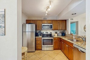 Fridge, microwave, oven, stovetop - Conveniently Located Vacation Condo w/Shared Pool & Tennis Court, Free WiFi, AC (Hilton Head)