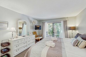 Iron/ironing board, WiFi, bed sheets - Conveniently Located Vacation Condo w/Shared Pool & Tennis Court, Free WiFi, AC (Hilton Head)