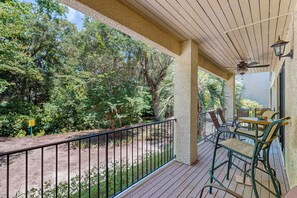 Terrace/patio - Conveniently Located Vacation Condo w/Shared Pool & Tennis Court, Free WiFi, AC (Hilton Head)