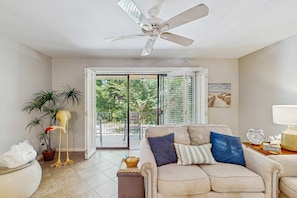 TV - Conveniently Located Vacation Condo w/Shared Pool & Tennis Court, Free WiFi, AC (Hilton Head)