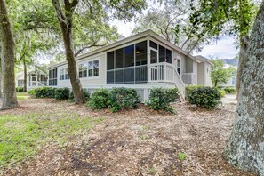 Exterior - Spacious & Cozy Condo w/Central AC, Shared Pool, Private Washer/Dryer, Free WiFi (Hilton Head)