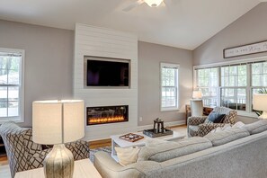 TV, fireplace, offices - Spacious & Cozy Condo w/Central AC, Shared Pool, Private Washer/Dryer, Free WiFi (Hilton Head)