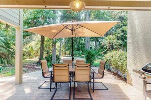 Outdoor dining - Sailmaster Commons, Unit 16 | Sun-soaked villa with pool access and beach nearby (Hilton Head)