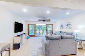 TV, offices - Sailmaster Commons, Unit 16 | Sun-soaked villa with pool access and beach nearby (Hilton Head)
