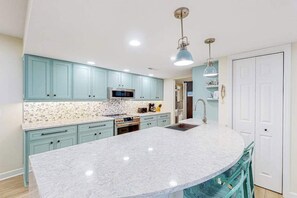 Fridge, microwave, oven, stovetop - Sailmaster Commons, Unit 16 | Sun-soaked villa with pool access and beach nearby (Hilton Head)