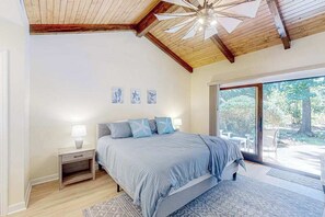 3 bedrooms, desk, iron/ironing board, WiFi - Sailmaster Commons, Unit 16 | Sun-soaked villa with pool access and beach nearby (Hilton Head)