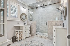 Shower, hair dryer, towels - A Quiet Edisto Retreat Tucked Beneath the Live Oaks - dog friendly! (Edisto Island)