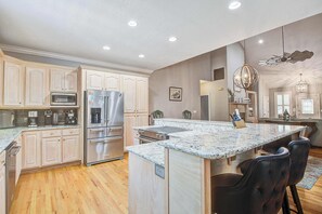 Fridge, microwave, oven, stovetop - A Quiet Edisto Retreat Tucked Beneath the Live Oaks - dog friendly! (Edisto Island)