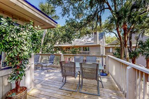 Outdoor dining - Coastal resort condo with pool, tennis courts, beach access, golf, new deck (Hilton Head)