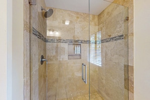 Een douche, handdoeken