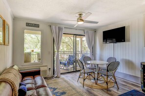 TV, offices - Ideal island condo with fast WiFi, pool, ocean views, balcony & central AC (Hilton Head)