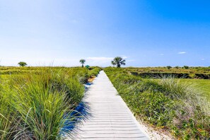 Property grounds - Ideal island condo with fast WiFi, pool, ocean views, balcony & central AC (Hilton Head)