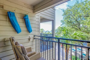 Property grounds - Ideal island condo with fast WiFi, pool, ocean views, balcony & central AC (Hilton Head)