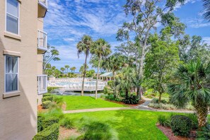 Property grounds - Bright, beachy condo with pools, hot tub, fast WiFi, ocean views, balcony, & AC (Hilton Head)