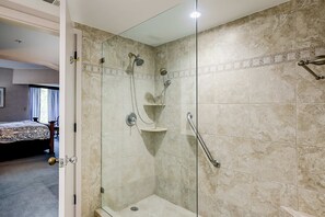 Douche, sèche-cheveux, serviettes fournies
