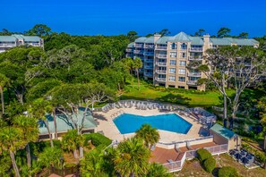 Exterior - Bright, beachy condo with pools, hot tub, fast WiFi, ocean views, balcony, & AC (Hilton Head)
