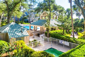 Pool - Bright, beachy condo with pools, hot tub, fast WiFi, ocean views, balcony, & AC (Hilton Head)