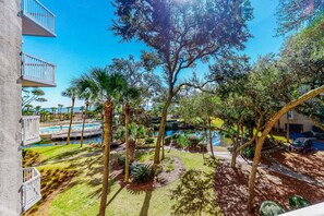 Property grounds - Bright, beachy condo with pools, hot tub, fast WiFi, ocean views, balcony, & AC (Hilton Head)