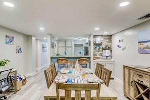 Dining - 4th-floor villa with balcony, beach access, outdoor pool, & grills (Hilton Head)
