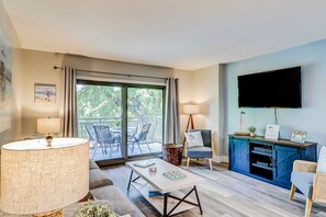 TV, offices - 4th-floor villa with balcony, beach access, outdoor pool, & grills (Hilton Head)