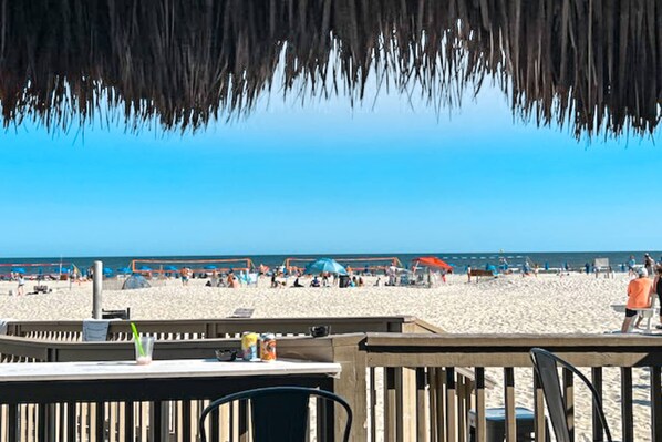 Beach nearby - 4th-floor villa with balcony, beach access, outdoor pool, & grills (Hilton Head)