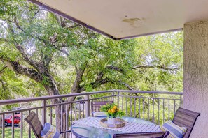 Outdoor dining - 4th-floor villa with balcony, beach access, outdoor pool, & grills (Hilton Head)