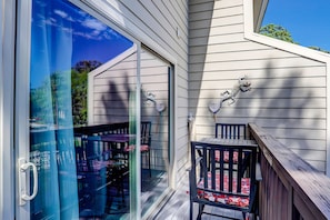 Outdoor dining - Beautiful villa, family-friendly w/ balcony, beach access, pool, & washer/dryer (Hilton Head)