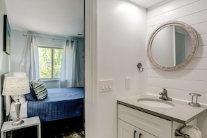 Iron/ironing board, WiFi, bed sheets - Beautiful villa, family-friendly w/ balcony, beach access, pool, & washer/dryer (Hilton Head)