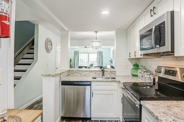 Fridge, microwave, oven, stovetop - Beautiful villa, family-friendly w/ balcony, beach access, pool, & washer/dryer (Hilton Head)