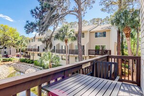 Property grounds - Beautiful villa, family-friendly w/ balcony, beach access, pool, & washer/dryer (Hilton Head)