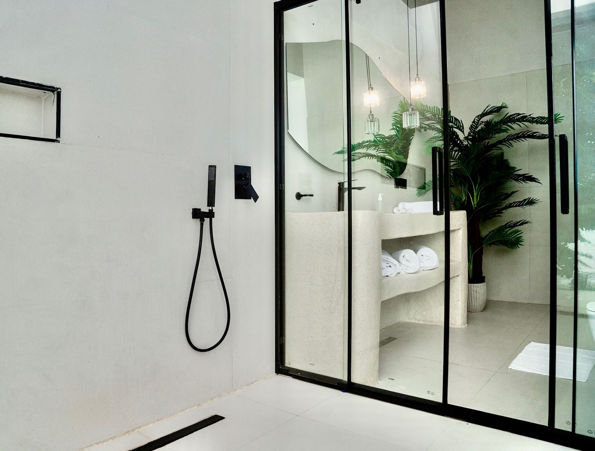 Douche, baignoire à jets, sèche-cheveux, bidet