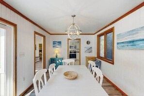 Dining - Dog & Snowbird-Friendly Gem - AC, WiFi & Boat Parking, Walk to Folly Field Beach (Hilton Head)