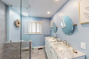 Shower, hair dryer, towels - Relaxing Coastal Escape- Golf course view with shared pool, nearby beach access, and serene island charm (Hilton Head)