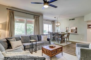 TV, offices - Lagoon-view condo with WiFi, central AC, washer/dryer, access to pool, hot tub (Hilton Head)