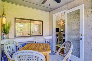 Outdoor dining - Lagoon-view condo with WiFi, central AC, washer/dryer, access to pool, hot tub (Hilton Head)