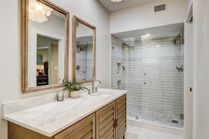 Shower, hair dryer, towels - Lagoon-view condo with WiFi, central AC, washer/dryer, access to pool, hot tub (Hilton Head)
