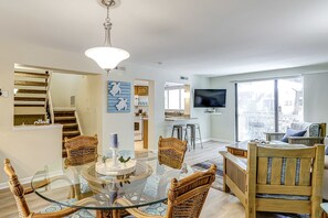 TV, offices - Villa w/ lagoon views & 2 pools - walk to beach (Hilton Head)