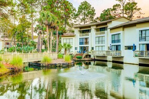 Exterior - Villa w/ lagoon views & 2 pools - walk to beach (Hilton Head)