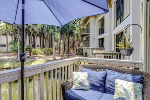Terrace/patio - Villa w/ lagoon views & 2 pools - walk to beach (Hilton Head)