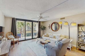 TV, offices - Wonderful condo right up from the beach with pool, hot tub & AC (Hilton Head)