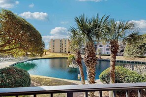 Pool - Wonderful condo right up from the beach with pool, hot tub & AC (Hilton Head)