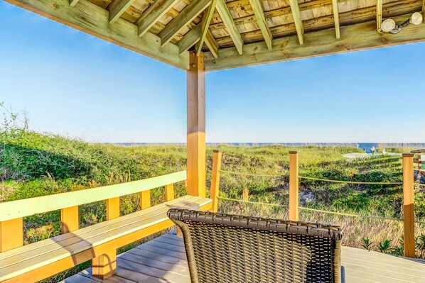 Terrace/patio - Wonderful condo right up from the beach with pool, hot tub & AC (Hilton Head)