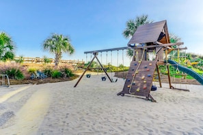 Children’s area - Wonderful condo right up from the beach with pool, hot tub & AC (Hilton Head)
