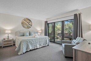 WiFi, bed sheets - Lovely condo close to beach - pool access, elegant screened patio & washer/dryer (Hilton Head)