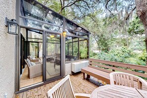 Outdoor dining - Lovely condo close to beach - pool access, elegant screened patio & washer/dryer (Hilton Head)