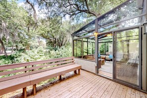 Terrace/patio - Lovely condo close to beach - pool access, elegant screened patio & washer/dryer (Hilton Head)