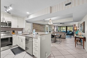 Fridge, microwave, oven, stovetop - Lovely condo close to beach - pool access, elegant screened patio & washer/dryer (Hilton Head)