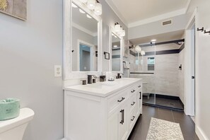 Shower, towels - Total renovation June 2024, views, pool, hot tub & beach club pick up (Hilton Head)